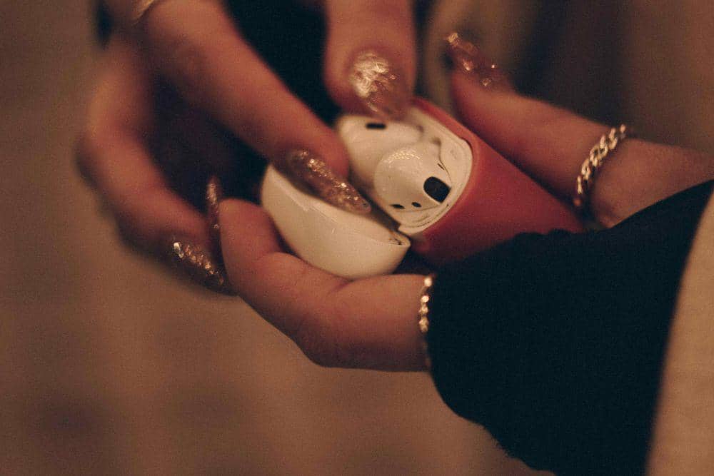 ilustrasi penggunaan earphone bluetooth (pexels.com/Yuliana Kungurova)