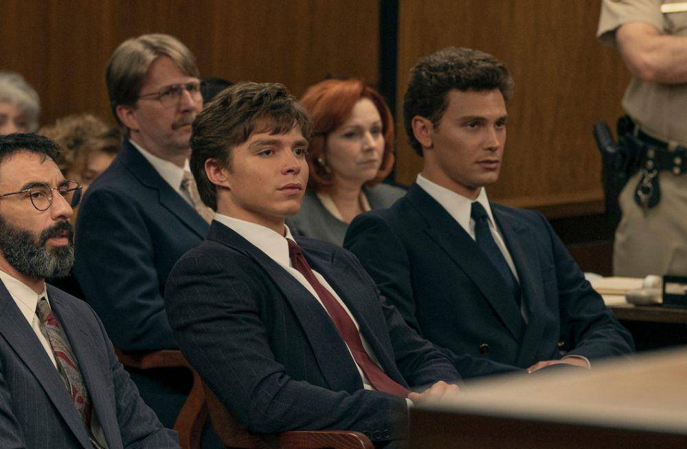Nicholas Alexander Chavez dan Cooper Koch dalam serial Monsters: The Lyle and Erik Menendez Story (dok. Netflix)