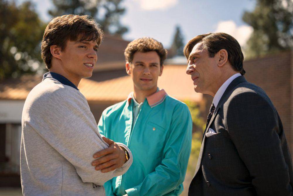 Nicholas Alexander Chavez, Cooper Koch, dan Javier Bardem dalam serial Monsters: The Lyle and Erik Menendez Story (dok. Netflix)