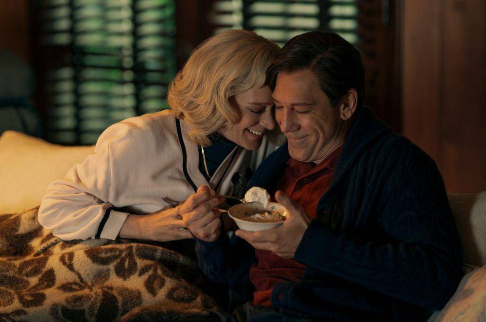Chloë Sevigny dan Javier Bardem dalam serial Monsters: The Lyle and Erik Menendez Story (dok. Netflix)