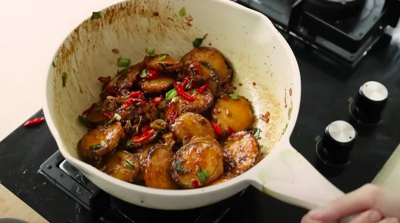 ilustrasi memasak terong raos bersama bumbu (YouTube.com/Devina Hermawan)