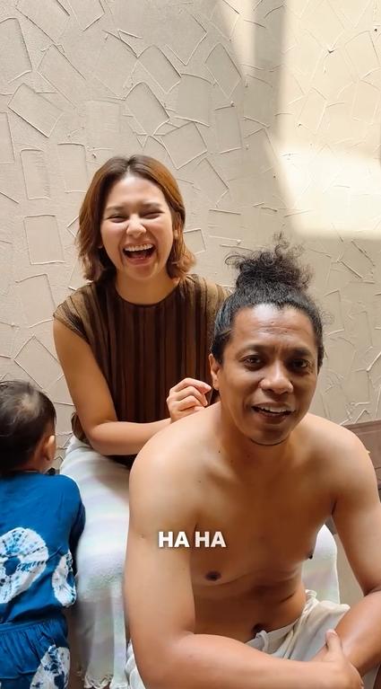 Indah Permatasari cukur rambut Arie Kriting (instagram.com/indahpermatas)