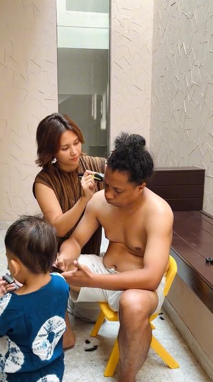 Indah Permatasari cukur rambut Arie Kriting (instagram.com/indahpermatas)