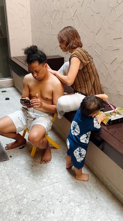 Indah Permatasari cukur rambut Arie Kriting (instagram.com/indahpermatas)