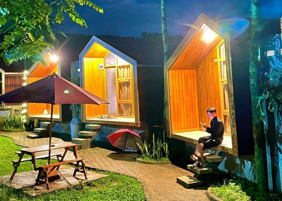 Potret suasana malam hari di Anaira Glamping and Resort Bogor (instagram.com/lutviaziz14)