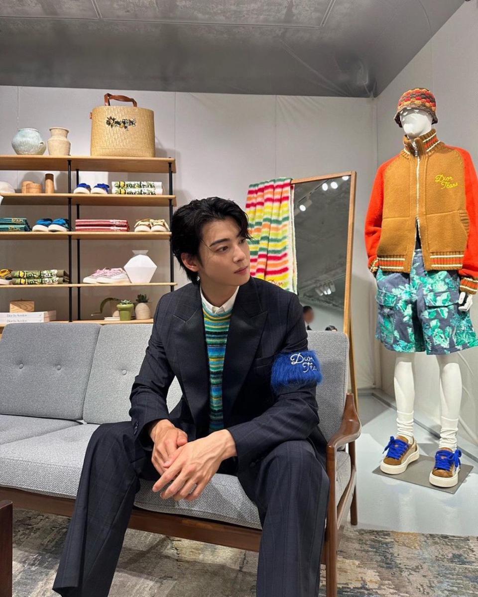 stripe outfit ala Cha Eun Woo ASTRO (instagram.com/eunwo.o_c)