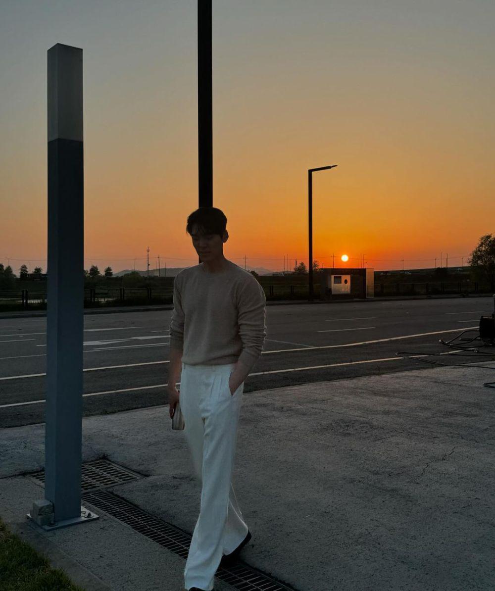 loose pants putih ala Kim Woo Bin (instagram.com/____kimwoobin)