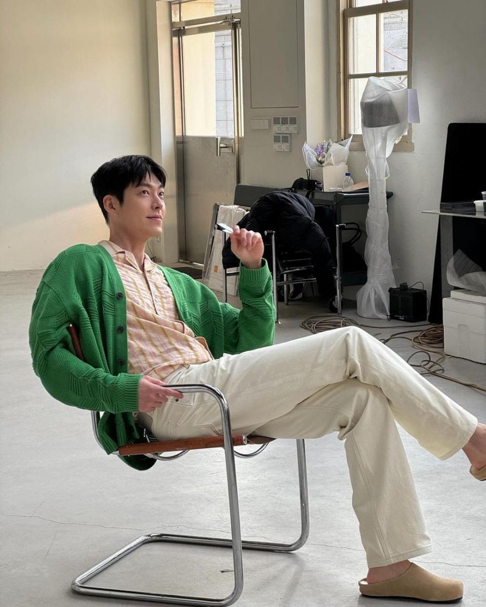 loose pants putih ala Kim Woo Bin (instagram.com/____kimwoobin)