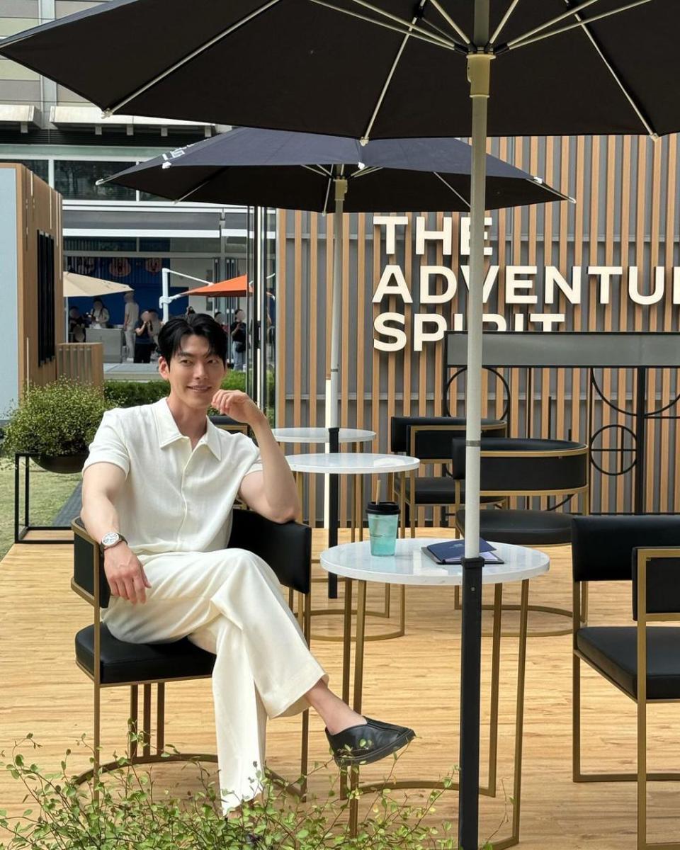 loose pants putih ala Kim Woo Bin (instagram.com/____kimwoobin)