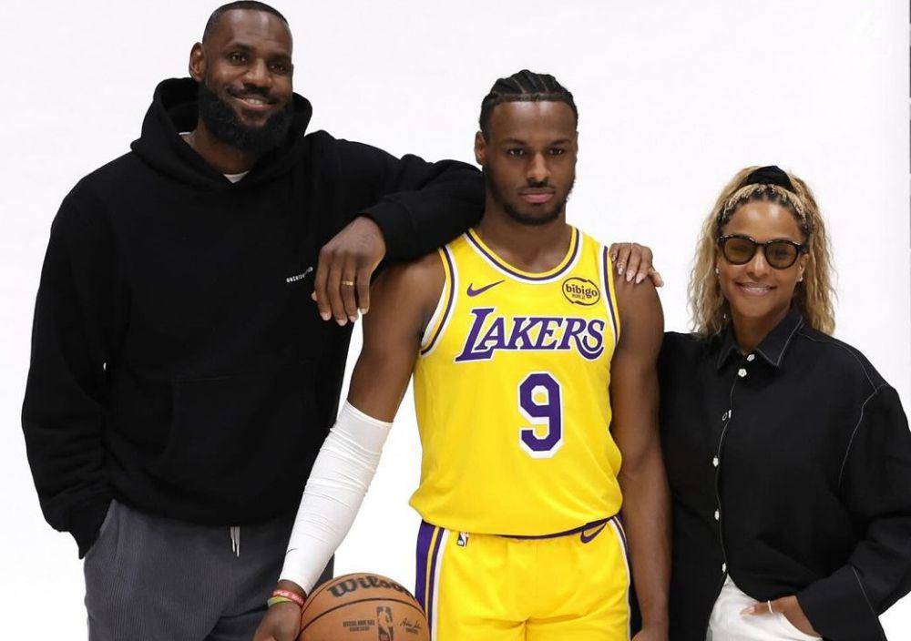 LeBron James, Bronny James, dan Savannah James (instagram.com/lakers)