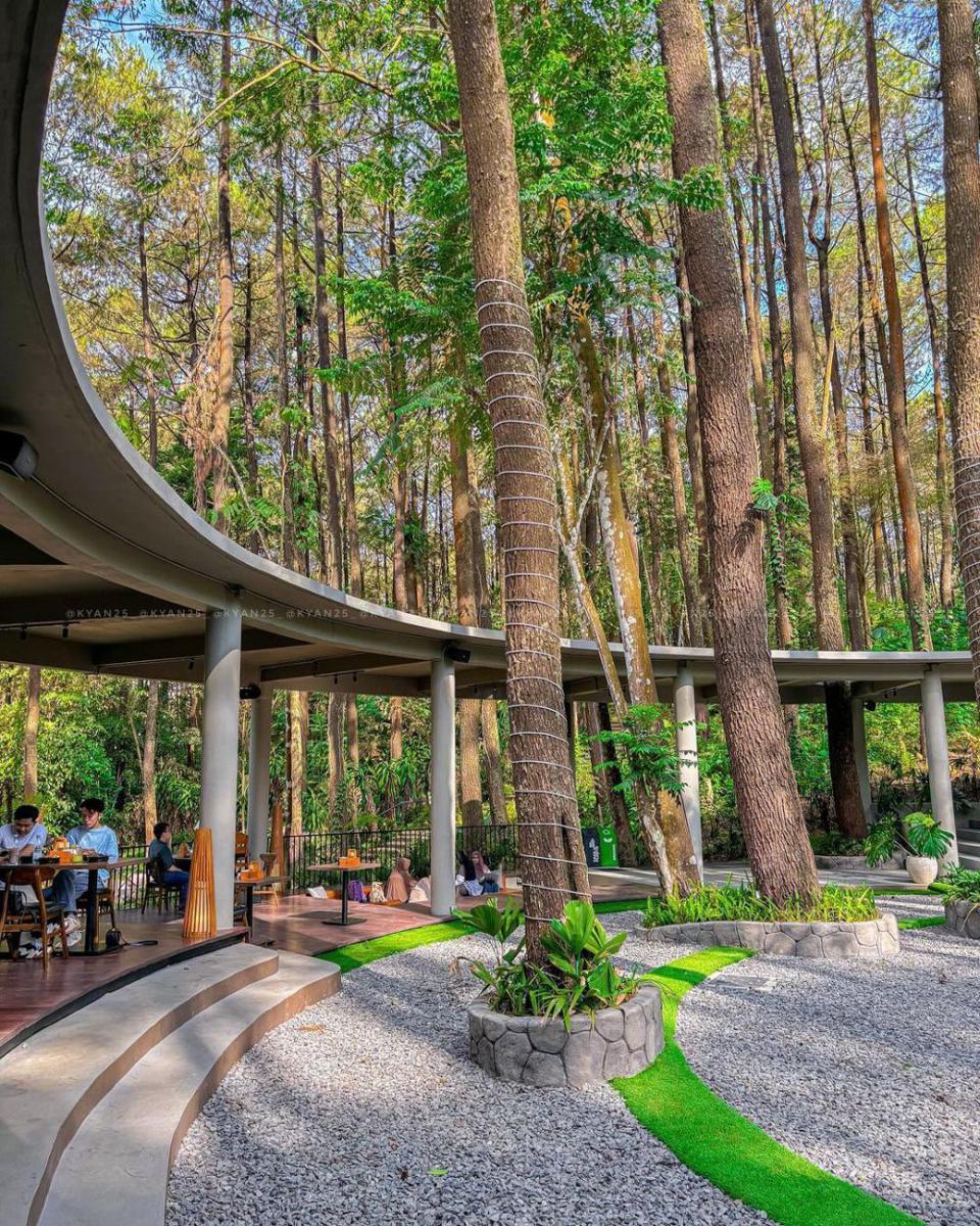 Pinewood Bistro di dalam area Enchanting Forest Prigen. Instagram/culinaryexplore_