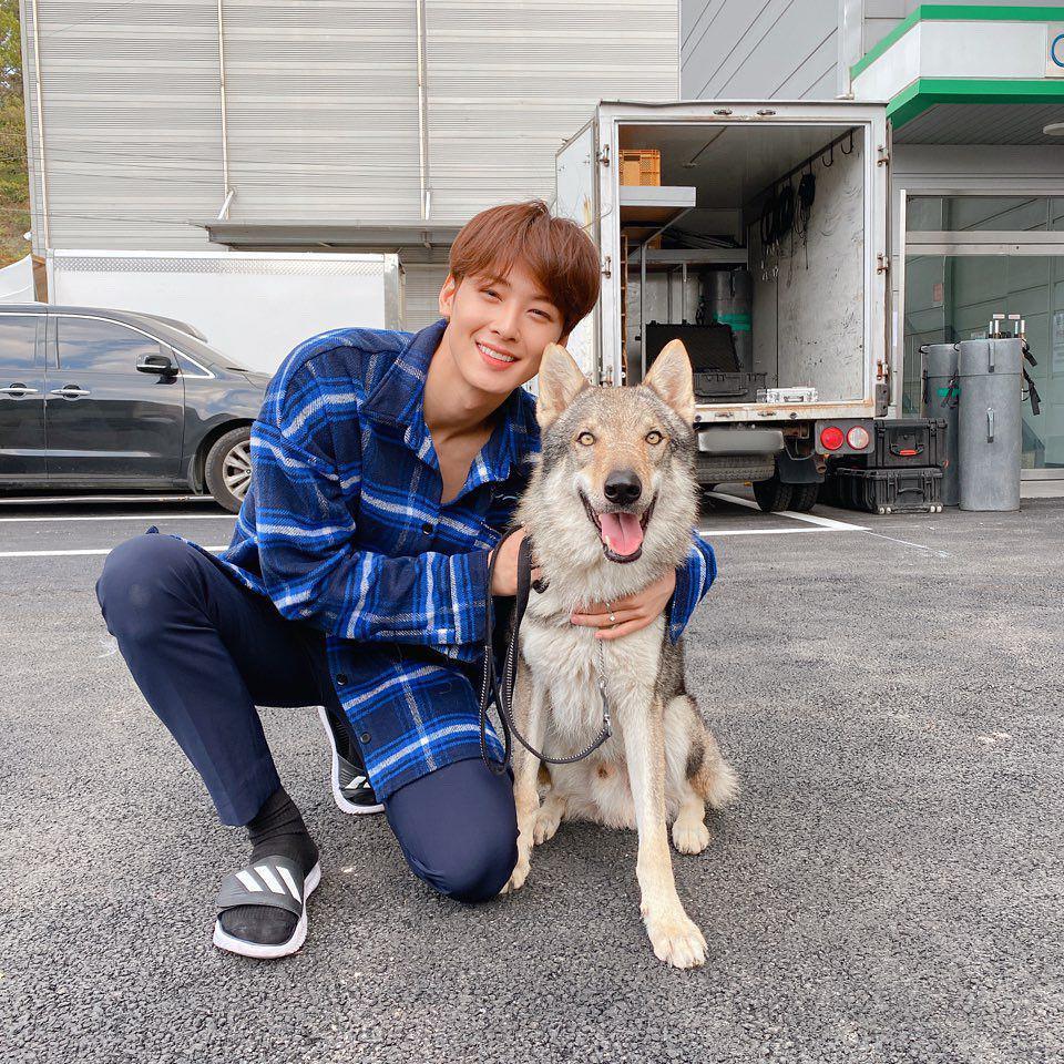 stripe outfit ala Cha Eun Woo ASTRO (instagram.com/eunwo.o_c)