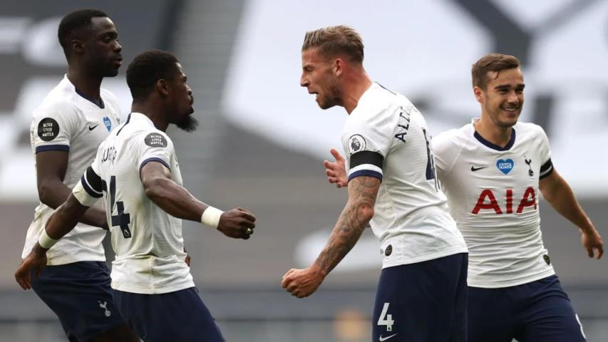 Toby Aldeweireld (kiri depan) merayakan golnya ke gawang Arsenal bersama rekan-rekannya. (premierleague.com)