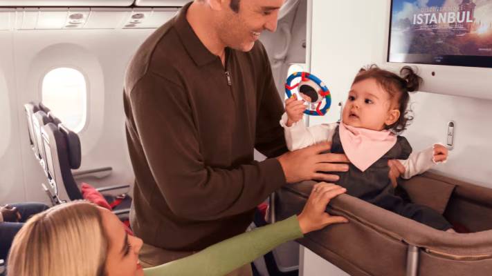 Potret bassinet bayi di maskapai Turkish Airlines (turkishairlines.com)