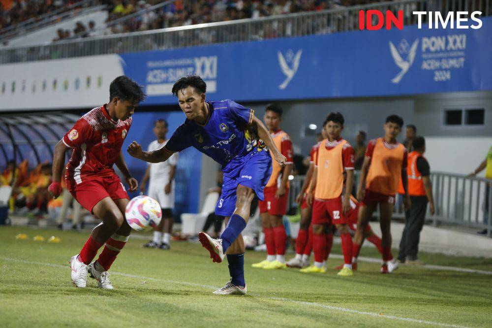 Duel pemain Sumut dengan Sulteng pada lanjutan cabor sepak bola PON 2024 (IDN Times/Doni Hermawan)
