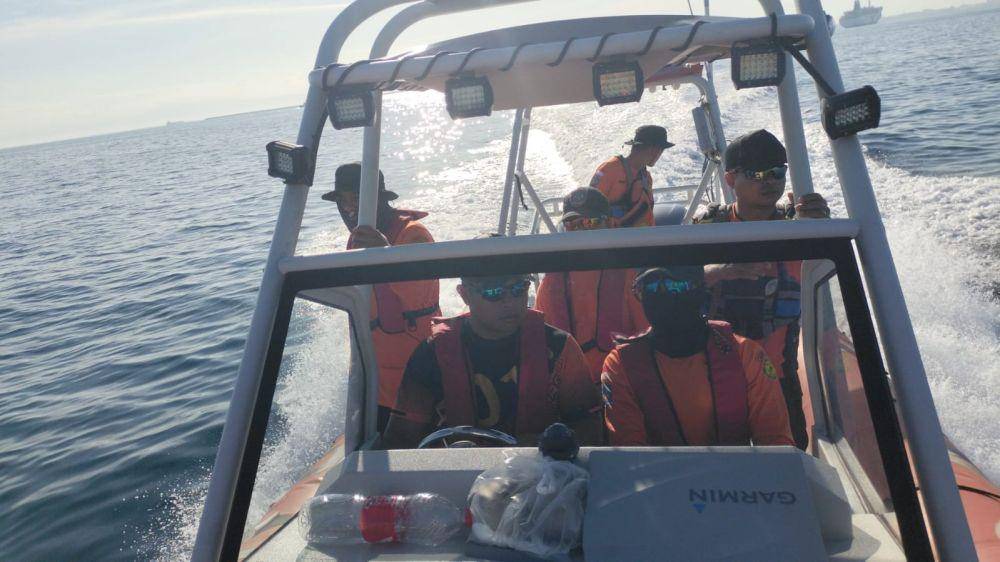 Operasi paencarian nelayan terjatuh dari kapal di perairan pangkep, Kamis (12/9/2024). (Dok. Basarnas Makassar)
