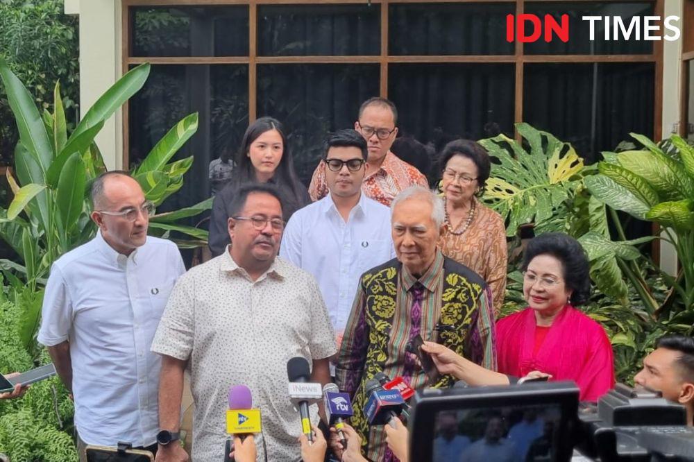 Bakal calon Wakil Gubernur DKI Jakarta, Rano Karno menemui putra Presiden Pertama RI Sukarno, Guntur Soekarnoputra (IDN Times/Ilman Nafi'an)
