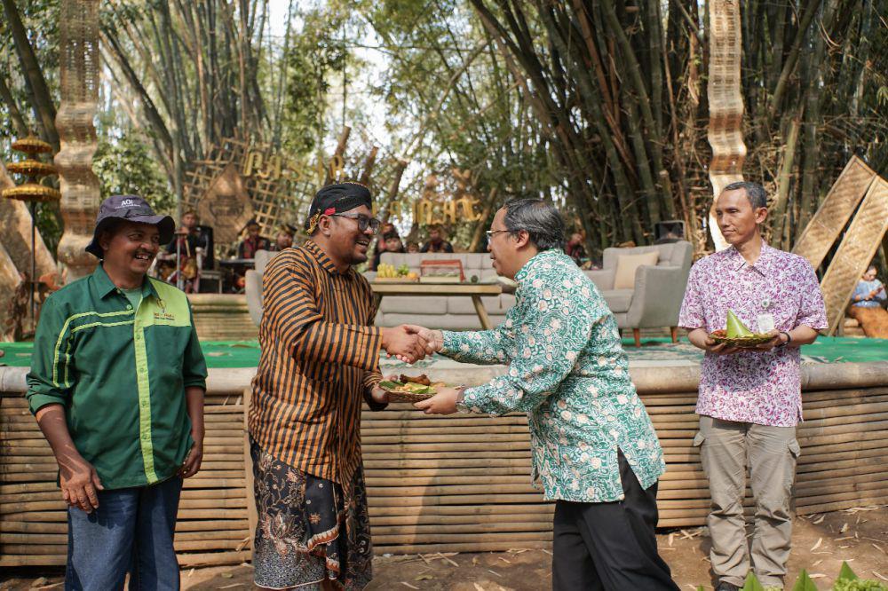 Bambang Chriswanto (Corporate Affairs Director, Multi Bintang Indonesia) memberikan potongan tumpeng kepada perwakilan mitra sebagai wujud syukur tercapainya pencapaian keberlanjutan terbaru Multi Bintang (dok. Multi Bintang Indonesia)