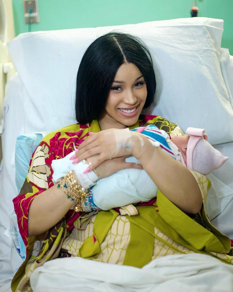 potret Cardi B melahirkan anak ketiga (instagram.com/iamcardib)