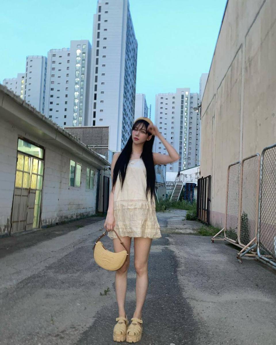 gaya feminin ala Karina aespa (instagram.com/katarinabluu)