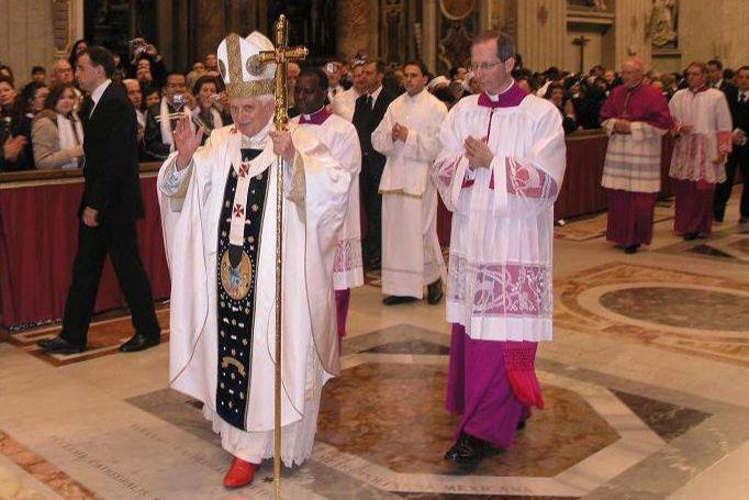Paus Benediktus XVI saat sedang berjalan di tengah Basilika Santo Petrus. (commons.wikimedia.org/Mark_Jersin)