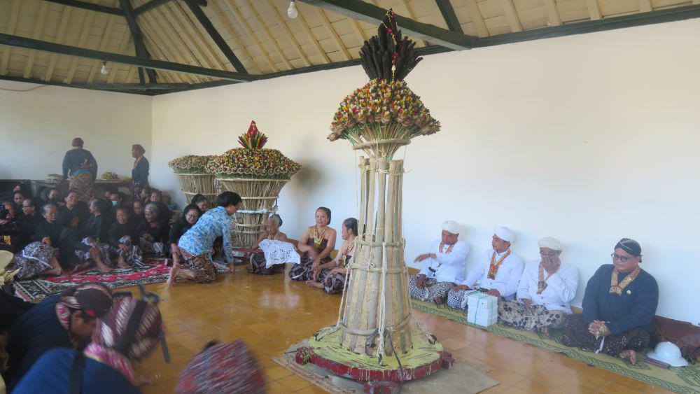 GKR Mangkubumi memimpin prosesi Numplak Wajik Grebeg Maulud di Panti Pareden Magangan Kraton Jogja, Jumat (13/9/2024). (Arianto/IDNTIMES.com)