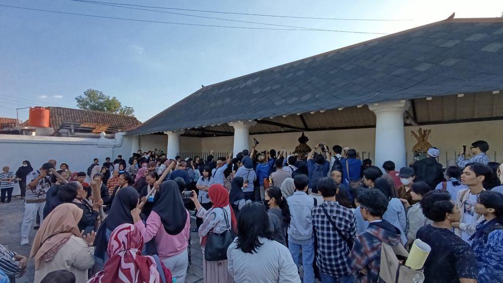 Antusiasme warga melihat prosesi Numplak Wajik Grebeg Maulud di Panti Pareden Magangan Kraton Jogja, Jumat (13/9/2024). (Arianto/IDNTIMES.com)