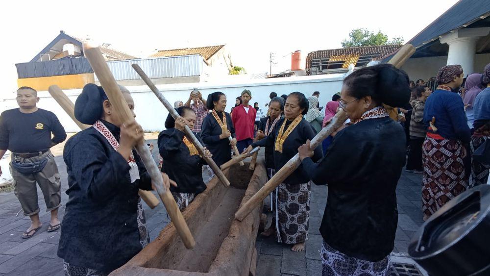 Permainan gejog lesung mengiringi prosesi Numplak Wajik Grebeg Maulud di Panti Pareden Magangan Kraton Jogja, Jumat (13/9/2024). (Arianto/IDNTIMES.com)
