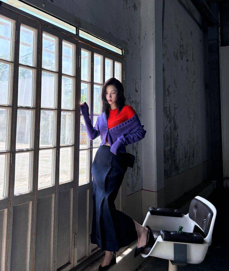 gaya feminin ala Karina aespa (instagram.com/katarinabluu)