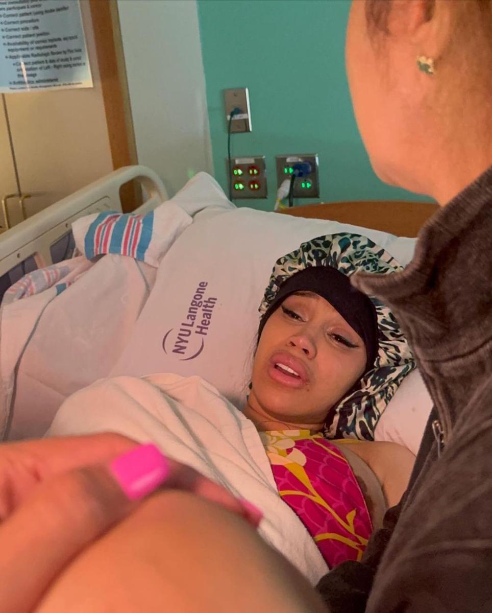 potret Cardi B melahirkan anak ketiga (instagram.com/iamcardib)