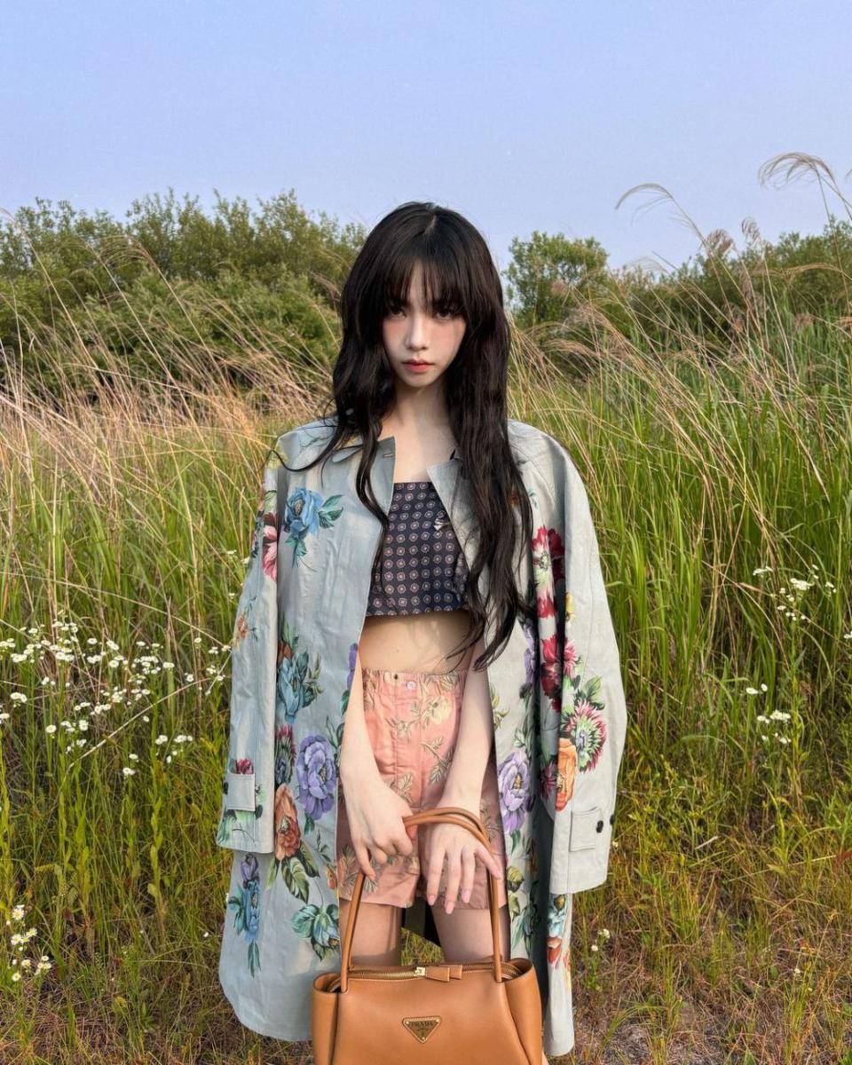 gaya feminin ala Karina aespa (instagram.com/katarinabluu)