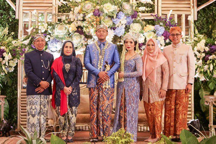 Kebaya Zita Anjani (instagram.com/zitaanjani)