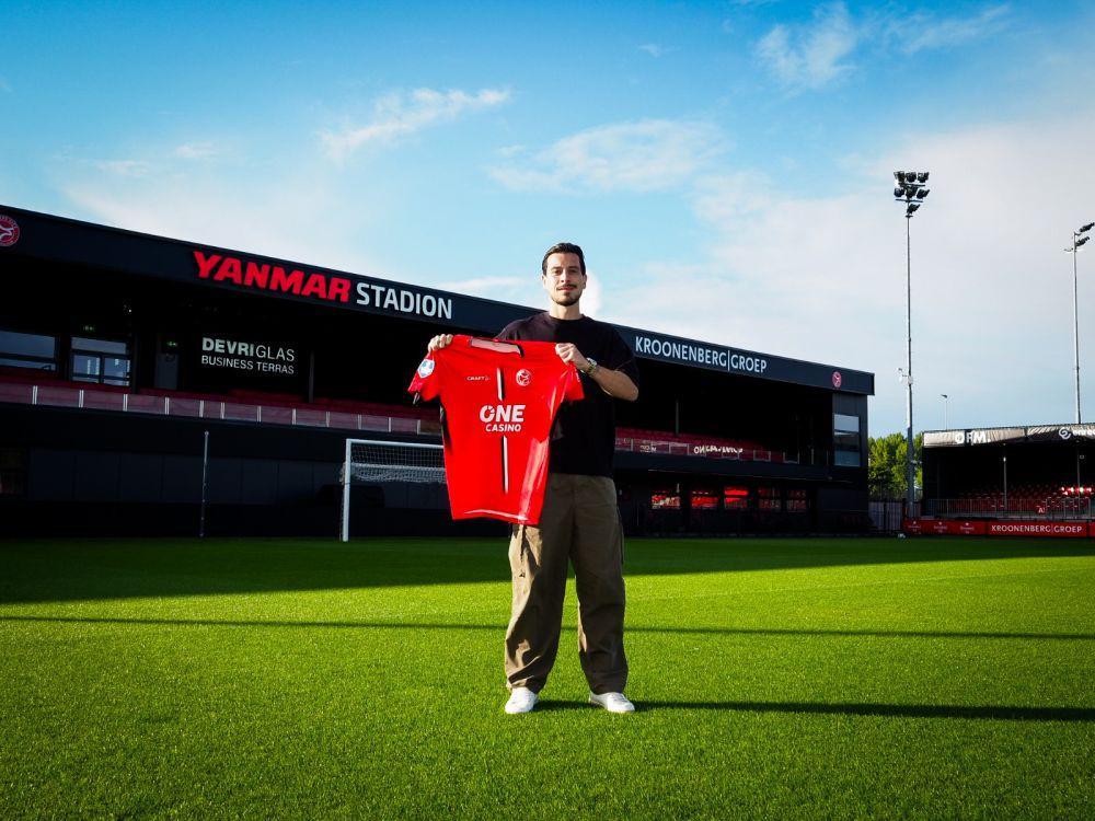Potret Thom Haye gabung Almere City. (X/@almerecityfc).