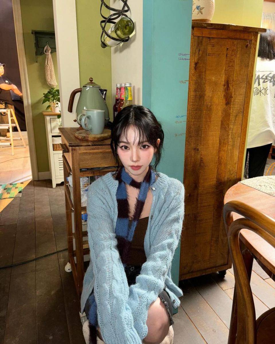 gaya feminin ala Karina aespa (instagram.com/katarinabluu)