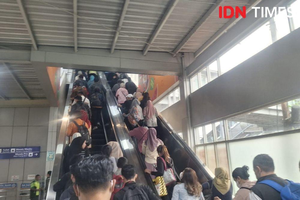 Suasana kepadatan di KRL stasiun Tanah Abang di jam pulang kerja (IDN Times/Lia Hutasoit)