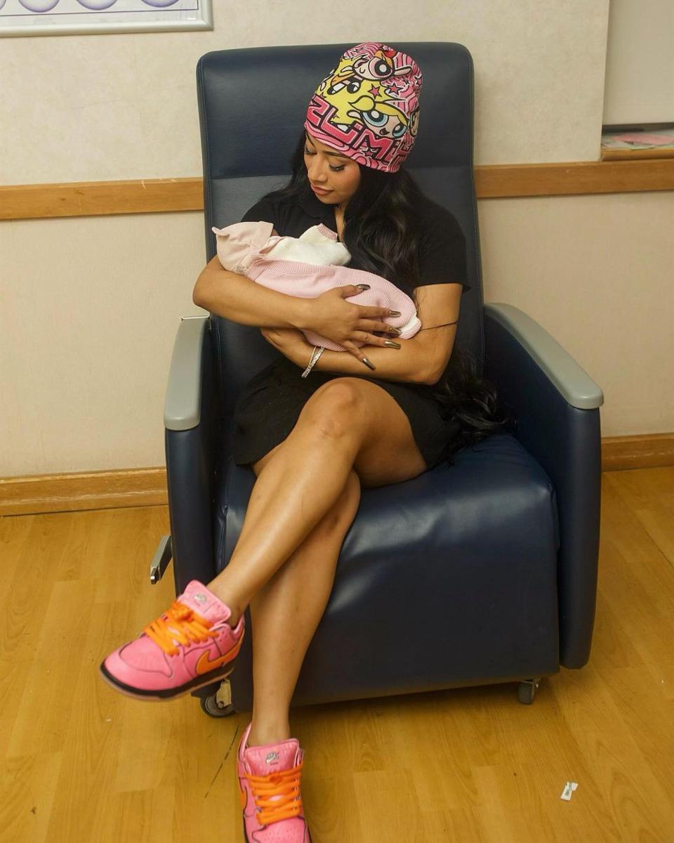 potret Cardi B melahirkan anak ketiga (instagram.com/iamcardib)