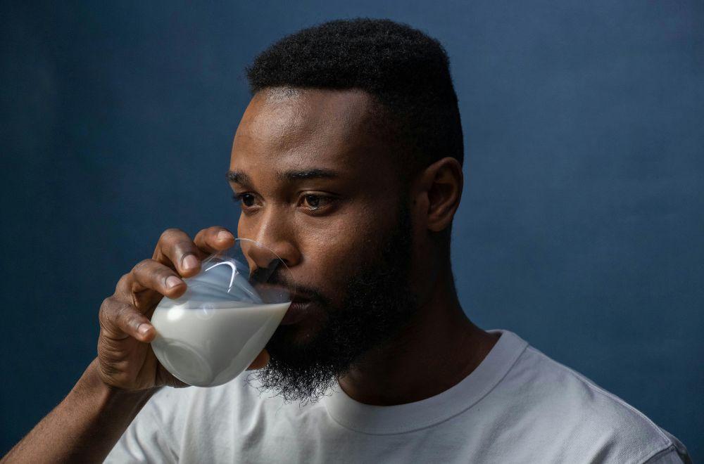 ilustrasi minum susu (paveldanilyuk)