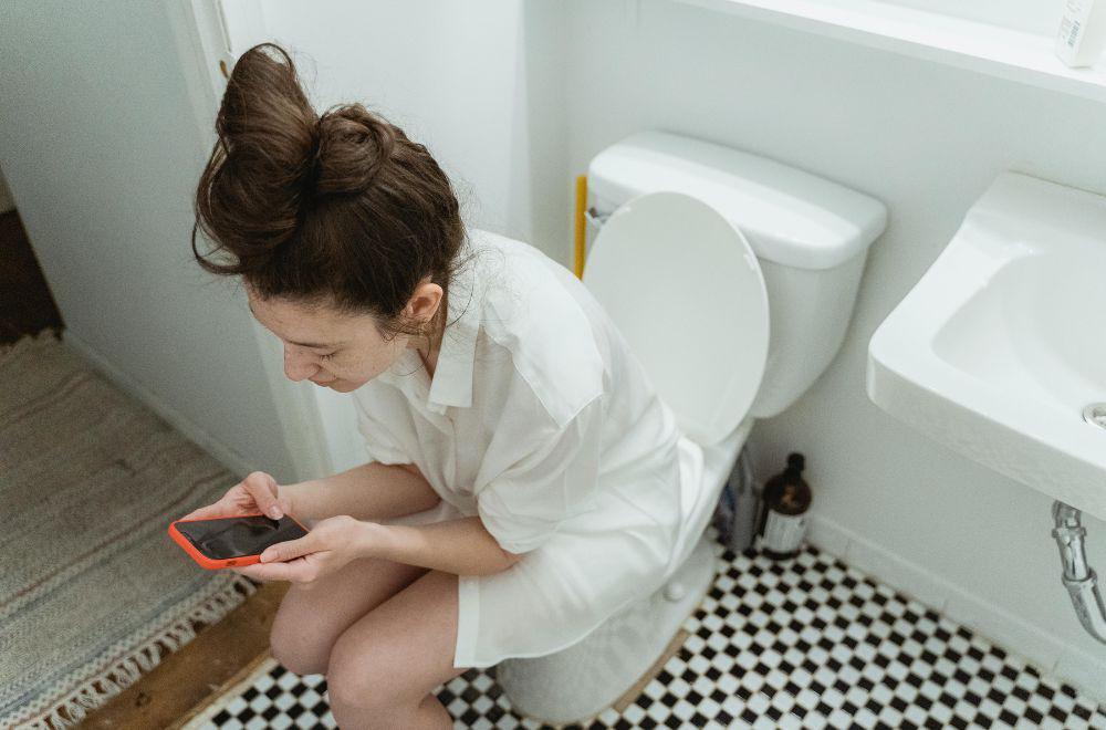 Hindari Duduk di Toilet Lebih dari 10 Menit, Ini Alasannya