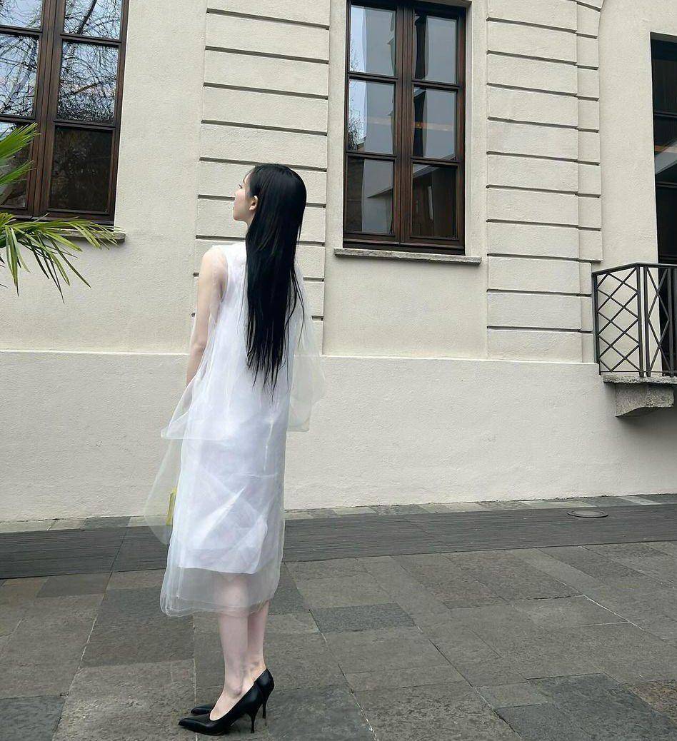 gaya feminin ala Karina aespa (instagram.com/katarinabluu)