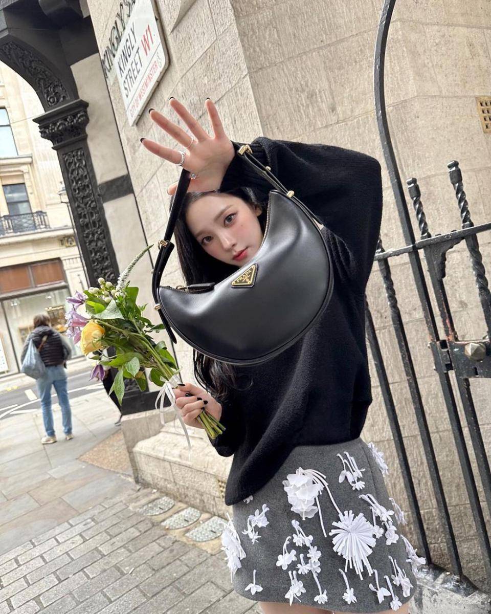gaya feminin ala Karina aespa (instagram.com/katarinabluu)