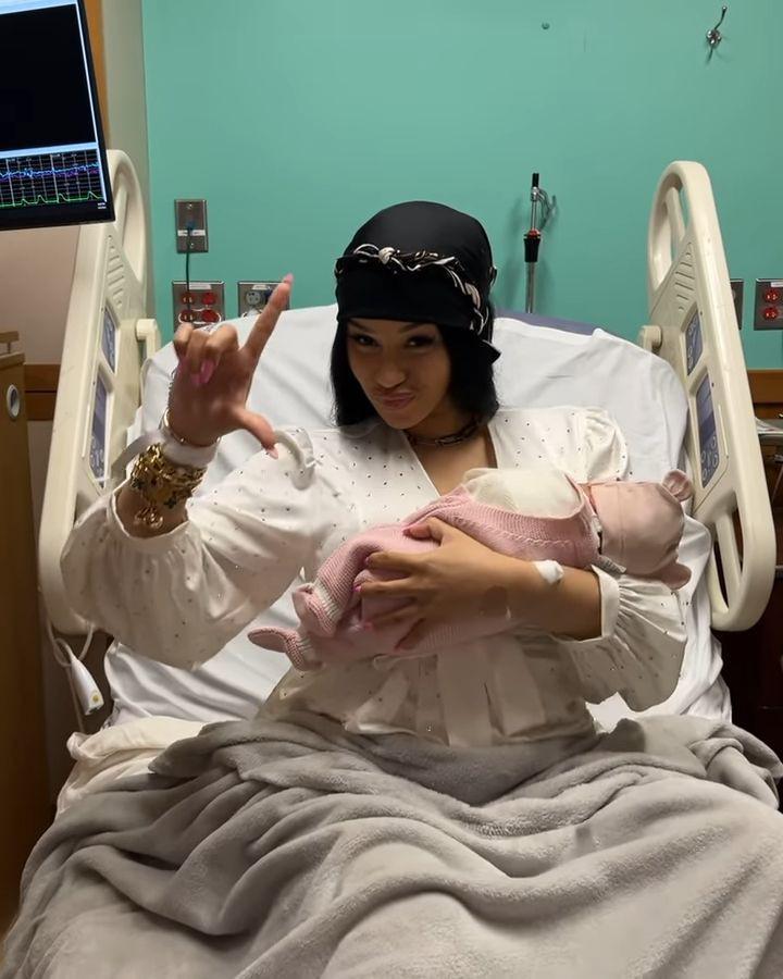 potret Cardi B melahirkan anak ketiga (instagram.com/iamcardib)