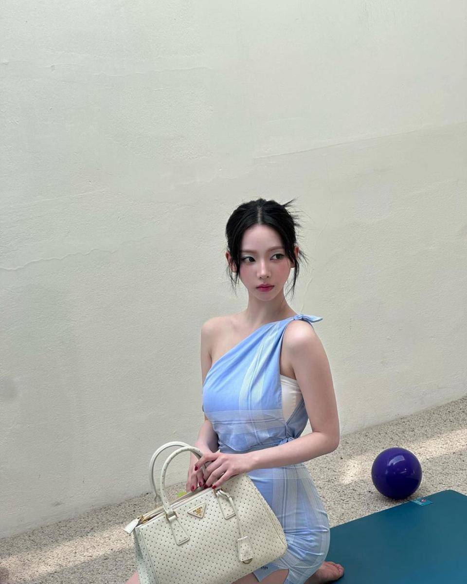 gaya feminin ala Karina aespa (instagram.com/katarinabluu)