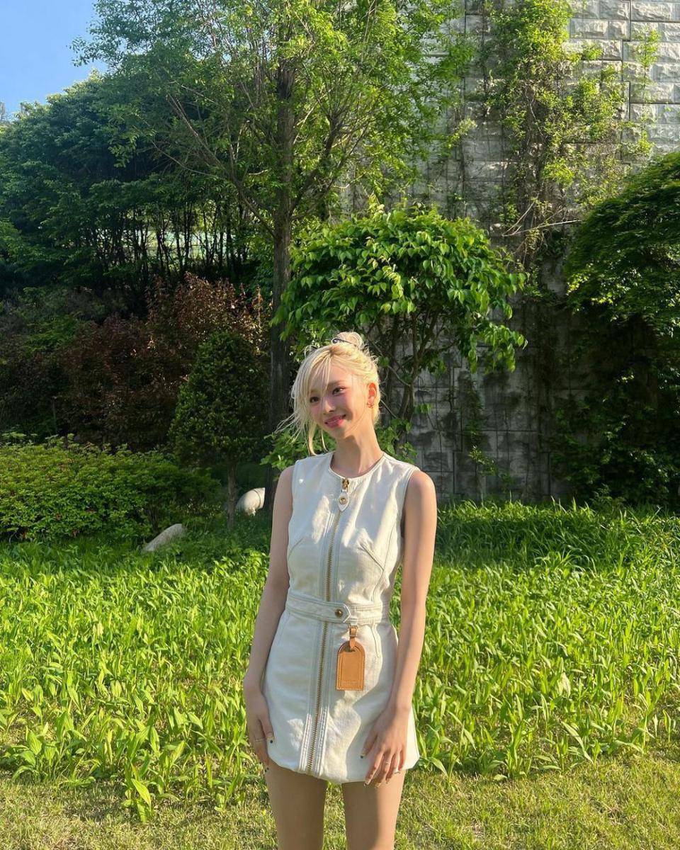 gaya feminin ala Karina aespa (instagram.com/katarinabluu)