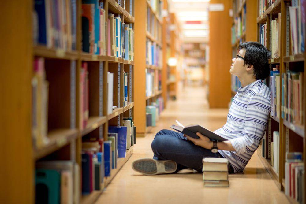 Ilustrasi mahasiswa di perpustakaan (123rf.com/zephyr18)