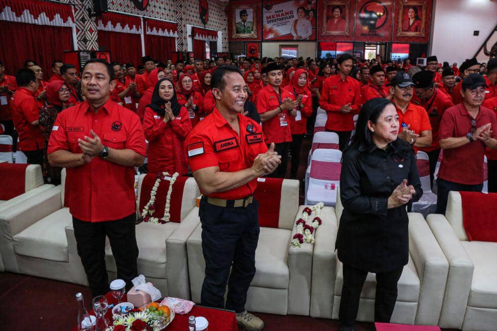 Ketua DPP PDIP Bidang Politik Puan Maharani (kanan) didampingi bakal calon Gubernur Jawa Tengah Andika Perkasa (tengah) dan bakal calon Wakil Gubernur Jawa Tengah Hendrar Prihadi (kiri) menghadiri Rapat Kerja Daerah Khusus (Rakerdasus) di Kantor DPD PDIP Jateng, Semarang, Jawa Tengah, Rabu (4/9/2024). Kegiatan yang dihadiri ratusan kader dan simpatisan PDIP se-Jawa Tengah tersebut membahas strategi untuk memenangkan para pasangan bakal calon Gubernur dan Wakil Gubernur, Wali Kota dan Wakil Wali
