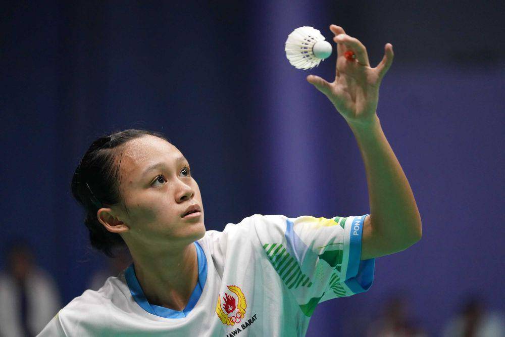 Pebulu tangkis Tunggal putri Jawa Barat Kanaya Putri melakukan servis saat bertanding melawan pebulu tangkis Jawa Tengah Sausan Ramadhani pada final bulu tangkis beregu putri PON XXI Aceh-Sumut di Gedung Serbaguna Dinas Pemuda dan Olahraga Sumatera Utara (Disporasu), Deli Serdang, Sumatera Utara, Kamis (12/9/2024). (PB PON Sumut XXI/Suheri Yanto)