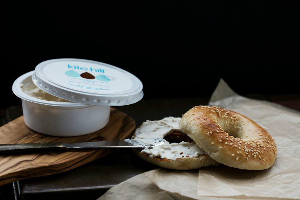 ilustrasi bagel dan cream cheese (unsplash.com/Caroline Ross)