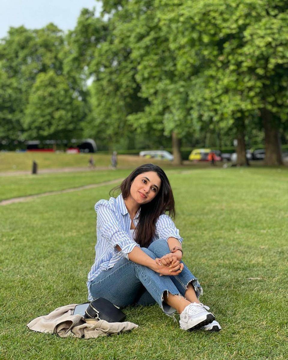inspirasi OOTD outer ala aktris India (instagram.com/priyankaamohanofficial)