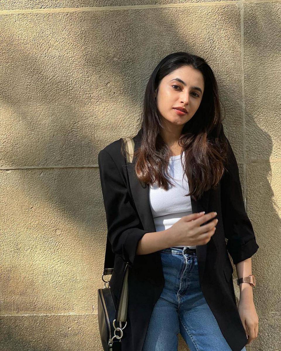 inspirasi OOTD outer ala aktris India (instagram.com/priyankaamohanofficial)