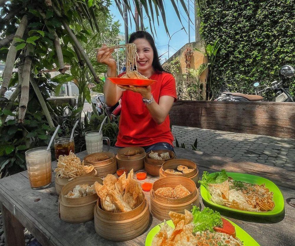 Seorang pengunjung menikmati aneka menu di Warung Omal. (instagram.com/warungomal)